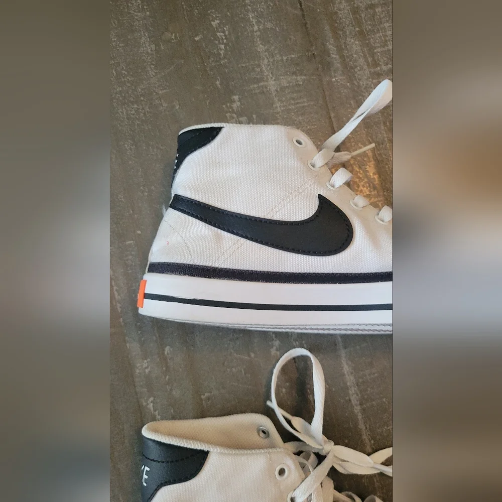 Nike Mens  Court Legacy Canvas Mid white and black sneakers. Size 8